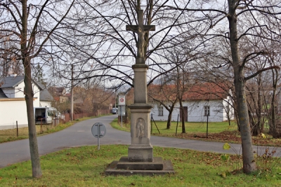 Kamenn&yacute; kř&iacute;ž uprostřed obce Rychaltice