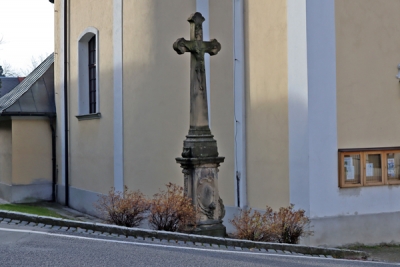Kamenn&yacute; kř&iacute;ž před kostelem sv. Maxmili&aacute;na na Hukvaldech